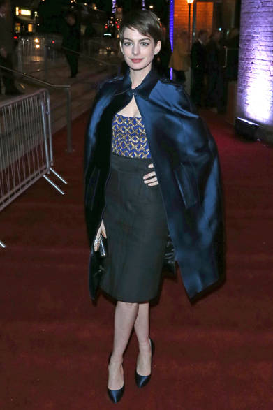 <strong>Anne Hathaway｜アン・ハサウェイ</strong><br /><br />自身初となるアカデミー賞を受賞した、映画『レ・ミゼラブル』のプレミアのあとにおこなわれたアフターパーティにて主演のアン・ハサウェイをキャッチ。深いミッドナイトブルーがミステリアスなムードを演出するケープは、バーバリー プローサム2013年春夏コレクションのキーアイテム。