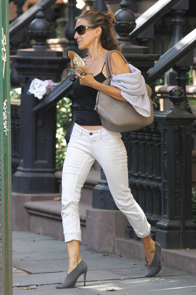 <strong>Sarah Jessica Parker｜<br />サラ・ジェシカ・パーカー</strong><br /><br />ドラマ「セックス・アンド・ザ・シティ」の“キャリー・ブラッドショー”よろしく、ニューヨークの街を颯爽と歩くサラ・ジェシカ・パーカーの姿をキャッチ。モノトーンでまとめたシンプルなコーディネイトはグレーの差し色がポイントに。バッグはバーバリー プローサムのアイコンバッグ「オーチャード」を愛用。