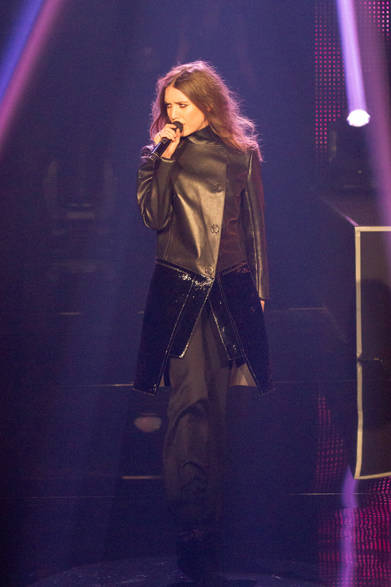 <strong>Lykke Li｜リッキ・リー</strong><br /><br />フランス、パリにて開催されたランジェリーブランドのイベントに登場した、スウェーデン出身のシンガー、リッキー・リーはフェンディ2013年春夏コレクションのレザーコートを着てパフォーマンスを披露。オールブラックのスタイルも、裾にほどこされたパテントレザーの光たくがアクセントに効いている。