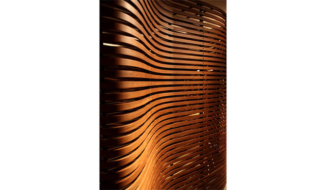 <strong>REVALUE NIPPN PROJECT CHARITY GALA 2013 with GUCCI</strong>　ファッションエディターの祐真朋樹さん率いるチーム「Collaboration.2」は、竹が描く美しい曲線のスクリーンを制作