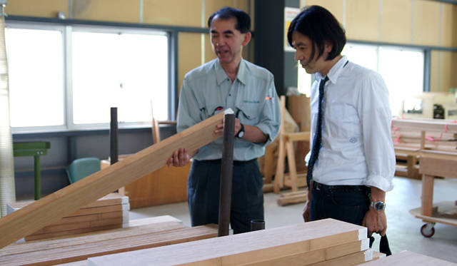 <strong>REVALUE NIPPN PROJECT CHARITY GALA 2013 with GUCCI</strong>　祐真さん（右）は、チームメイトの刀禰　勇（とね・いさお／TAKE Create Hagi）さん（左）、ファッションデザイナーの阿部潤一さんとともに「ただ、製品としてかっこよいもの」を目指した