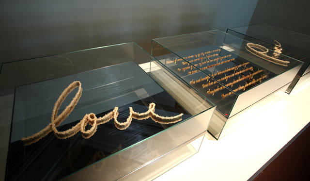 <strong>REVALUE NIPPN PROJECT CHARITY GALA 2013 with GUCCI</strong>　アートディレクターの佐藤可士和さん率いるチーム「Collaboration.1」は、細く薄く削られた竹でメッセージが描かれたオブジェを制作