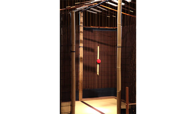 <strong>REVALUE NIPPN PROJECT CHARITY GALA 2013 with GUCCI</strong>　京都市立芸術大学長の建畠晢さん率いるチーム「Collaboration.3」は、竹藪を連想させる組み立て式の茶室を制作