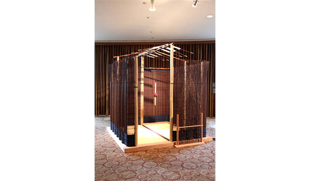 <strong>REVALUE NIPPN PROJECT CHARITY GALA 2013 with GUCCI</strong>　組み立てに要する時間はふたりで15分程度、解体は10分程度だという