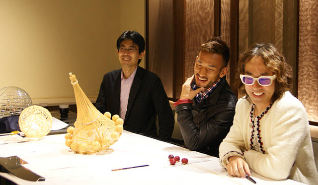 <strong>REVALUE NIPPN PROJECT CHARITY GALA 2013 with GUCCI</strong>　「Collaboration.5」のメンバーは、中田さん（中）と竹芸家の中臣一（なかとみ・はじめ）さん（左）、デザイナーの森田恭通（もりた・やすみち）さんの3人