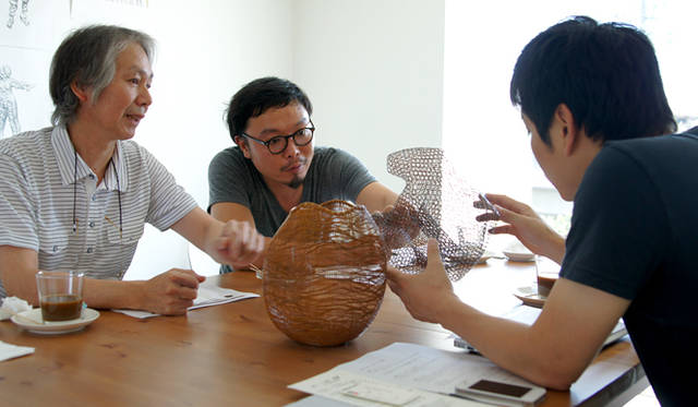 <strong>REVALUE NIPPN PROJECT CHARITY GALA 2013 with GUCCI</strong>　服部さん（中）は、竹細工師の森上仁（もりがみ・じん）さん（左）、アーティストの名和晃平さんと組んで、彫刻と竹細工を組み合わせた作品の構想を練っていった