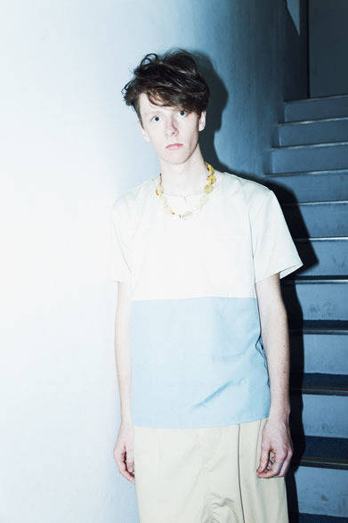 <strong>HUM & RAWER｜ハム & ロワー</strong>　2013春夏コレクション　ツートーンプルオーバーシャツ1万8900円、サルエルトラウザーズ2万4150円