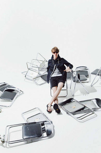 <strong>HUM & RAWER｜ハム & ロワー</strong>　2013春夏コレクション　オイルドパーカ4万9350円、パイルタンクトップ7350円、5ポケットイージーパンツ2万2050円