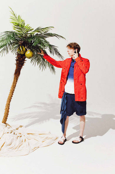 <strong>HUM & RAWER｜ハム & ロワー</strong>　2013春夏コレクション　キューバコート6万900円、グラデーションシャツ2万2050円、サルエルショーツ1万9950円、カクテルスカーフ ショート1万290円