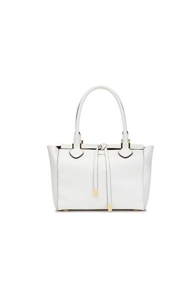 <strong>「ミランダ」</strong><br />素材｜ディアレザー（ソフトレザー仕様）<br />サイズ｜通常サイズ W28×H22×D15cm、<br />カラー｜ホワイト価格｜10万5000円<br /><br />MICHAEL KORS<br />Tel. 03-5772-4611