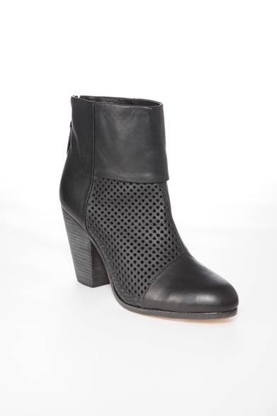 <strong>「ニューベリーブーツ」</strong><br />カラー｜ブラック<br />価格｜6万3000円<br /><br />rag & bone 伊勢丹新宿店<br />東京都新宿区新宿3-14-1<br />伊勢丹新宿店本館2階<br />Tel. 03-3352-1111（大代表）