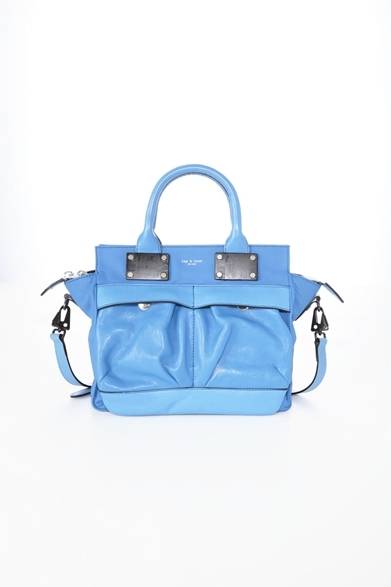 <strong>「パイロット バッグ」</strong><br />[スモール]<br />サイズ｜W24xH20xD10cm<br />カラー｜ブルー<br />価格｜7万3500円<br /><br />rag & bone 伊勢丹新宿店<br />東京都新宿区新宿3-14-1<br />伊勢丹新宿店本館2階<br />Tel. 03-3352-1111（大代表）
