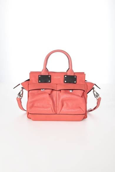 <strong>「パイロット バッグ」</strong><br />[スモール]<br />サイズ｜W24xH20xD10cm<br />カラー｜コーラル<br />価格｜7万3500円<br /><br />rag & bone 伊勢丹新宿店<br />東京都新宿区新宿3-14-1<br />伊勢丹新宿店本館2階<br />Tel. 03-3352-1111（大代表）