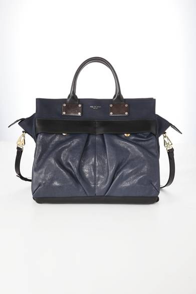 <strong>「パイロット バッグ」</strong><br />[ラージ]<br />サイズ｜W33xH30.48xD5.5cm<br />カラー｜ネイビー<br />価格｜9万9750円<br /><br />rag & bone 伊勢丹新宿店<br />東京都新宿区新宿3-14-1<br />伊勢丹新宿店本館2階<br />Tel. 03-3352-1111（大代表）