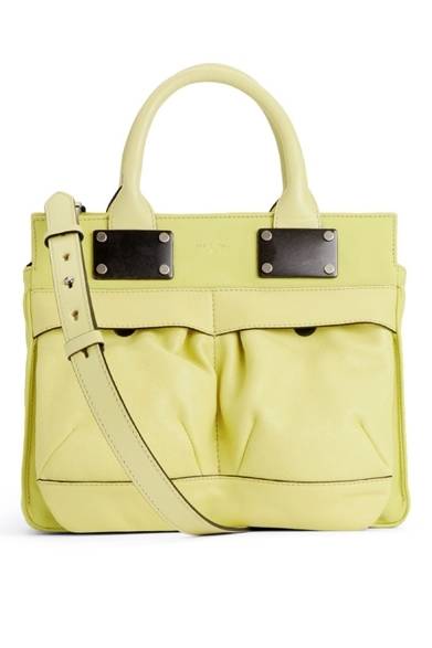 <strong>「パイロット バッグ」</strong><br />[スモール]<br />サイズ｜W24xH20xD10cm<br />カラー｜イエロー<br />価格｜7万3500円<br /><br />rag & bone 伊勢丹新宿店<br />東京都新宿区新宿3-14-1<br />伊勢丹新宿店本館2階<br />Tel. 03-3352-1111（大代表）