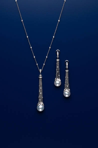 <strong>MIKIMOTO｜ミキモト</strong>　「A World of Creativity」<br />ペンダント[白蝶真珠 / ダイヤモンド / K18WG] 168万円<br />イヤリング[白蝶真珠 / ダイヤモンド / K18WG] 231万円