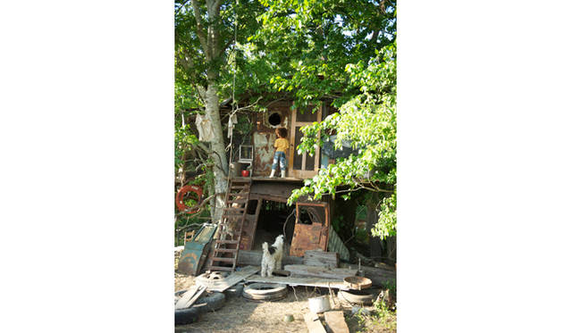 <strong>MOVIE｜『ハッシュパピー バスタブ島の少女』</strong>　© 2012 Cinereach Productions, LLC. All rights reserved