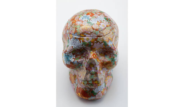 上出惠悟／《上出長右衛門窯＋丸若屋「髑髏 お菓子壷 花詰」》／2009／磁器／H16ｘW14ｘD21cm／撮影：忽那光一郎／Yoshimi Arts