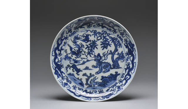 《青花瑞獣図盤　大明萬暦年製在銘》／1573～1620年／W24.1ｘH3.8cm／Daishojiya Ceramics Gallery