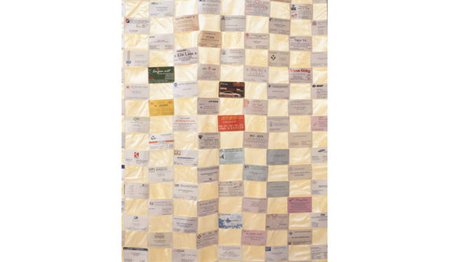 《Survival-New History》／1998年／名刺、布／4 x 3m／Courtesy: Mizuma Art Gallery, Tokyo／ the artist／ミヅマアートギャラリー