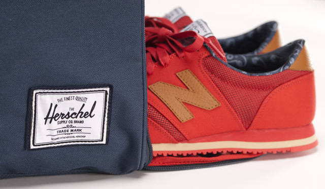 <strong>Herschel Supply｜ハーシェル サプライ</strong>　「Herschel Supply×New Balance」コラボレーション　ニューバランス「420」9240円、バッグ「NOVEL」1万3440円
