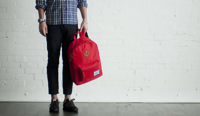 <strong>Herschel Supply｜ハーシェル サプライ</strong>　「Herschel Supply×New Balance」コラボレーション　ニューバランス「420」9240円、リュック「HERITAGE PLUS」1万1340円