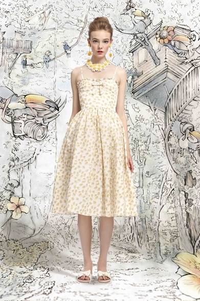 <strong>「サントロペ」コレクション</strong><br />青山ブティクにて先行発売ドレス<br /> 発売日｜3月13日（水）より先行発売<br />価格｜15万2250円<br /><br />ヴァレンティノ インフォメーションデスク <br />Tel. 03-6384-3512<br />www.redvalentino.com