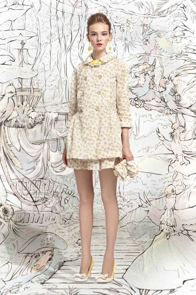 <strong>「サントロペ」コレクション</strong><br />トレンチコート　11万4450円<br />スカート　3万9900円<br /><br />ヴァレンティノ インフォメーションデスク <br />Tel. 03-6384-3512<br />www.redvalentino.com