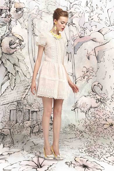 <strong>「サントロペ」コレクション</strong><br />ドレス　11万250円<br /><br />ヴァレンティノ インフォメーションデスク <br />Tel. 03-6384-3512<br />www.redvalentino.com