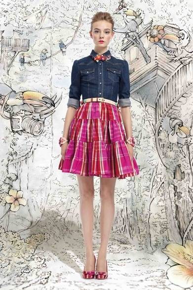 <strong>「カリビアン パラダイス」コレクション</strong><br />デニムシャツ　3万1500円<br />スカート　4万4100円<br /><br />ヴァレンティノ インフォメーションデスク <br />Tel. 03-6384-3512<br />www.redvalentino.com