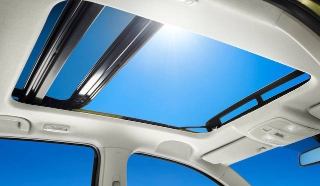 「ダブルスライデイングガラスパネル」のサンルーフは前後が分割しつつ後方へとスライドする機構を採用。クラス最大級の開口部を誇る