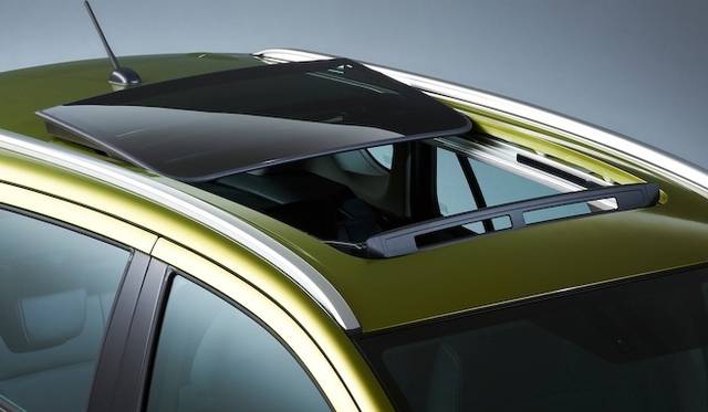 「ダブルスライデイングガラスパネル」のサンルーフは前後が分割しつつ後方へとスライドする機構を採用。クラス最大級の開口部を誇る