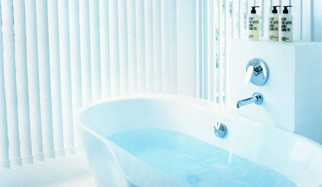 <strong>Nowhere resort｜ノーウェア リゾート</strong>　横須賀市秋谷「Nowhere but Akiya」　バスルーム　© Chiyoe Sugita