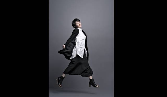 ホラン千秋 Photo by Rowland KIRISHIMA<br /><br /> <strong>“Women on the Move「働く女性たち」”</strong><br /> 会場｜伊勢丹新宿店本館4階＝イーストパーク（クリエーターズエッグ）<br /> 会期｜2013年3月6日（水）から1年間<br /><br />  <strong>「REGULATION Yohji Yamamoto」</strong><br /> 場所｜ＪＲ大阪三越伊勢丹3階<br /> オープン｜2013年3月6日（水）