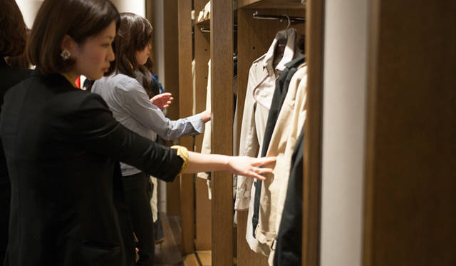 フィッティングタイムは、みな自分のベスト・トレンチコート探し
