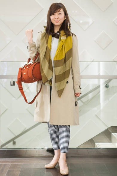 白のインナーとギンガムチェックのパンツに、ハニーカラーのトレンチコートがお似合いな山本恵子さん