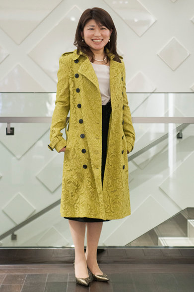 レーシーなトレンチコートを選んだ小野澤彩さん。ポインテッドトウとの組み合わせでフェミニンな雰囲気をアピール