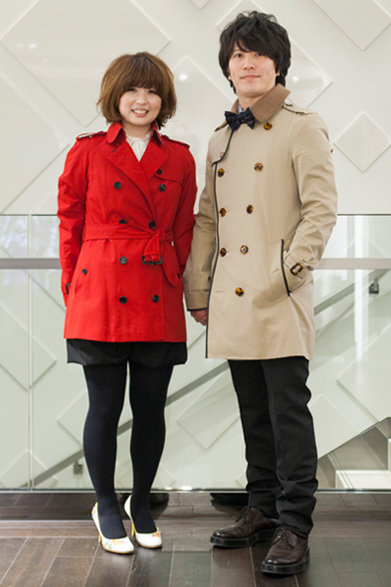 赤のトレンチコートと、バイピングがポイントのトレンチコート。とってもお似合いな瀧川貴央さんご夫妻