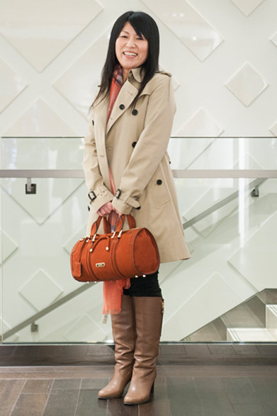 ベーシックなトレンチコートに、オレンジのバッグで着こなしにメリハリをきかせた野原さん