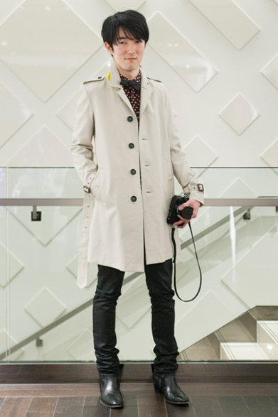 バーバリー プローサムのドット柄プリントシャツに、ボウタイを合わせてご来場した大和栄治さん。襟の裏地がメタリックカラーになったトレンチコートをセレクト