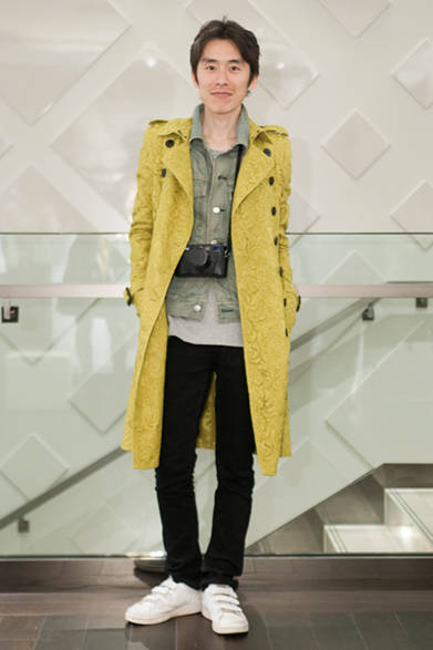 ウィメンズコレクションからレーシーなトレンチコートをセレクトしたのは西田さん。難しいアイテムをここまでエレガントに着こなすとは！