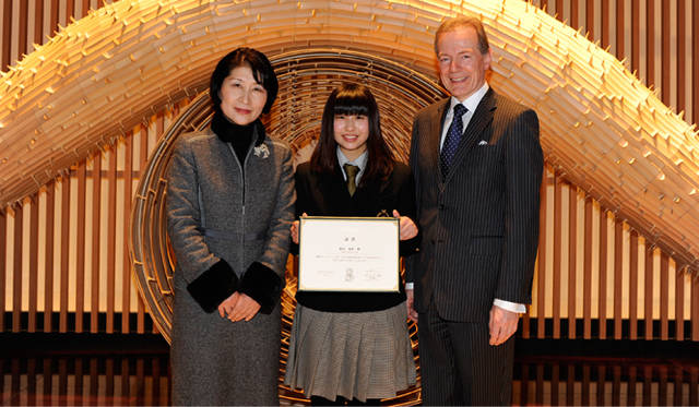 <strong>The Peninsula Tokyo｜ザ・ペニンシュラ東京</strong>　第一期の奨学生に選出された福島県いわき市出身の熊谷瑞希さん（中）と、ザ・ペニンシュラ東京総支配人のマルコム・トンプソンさん（右）