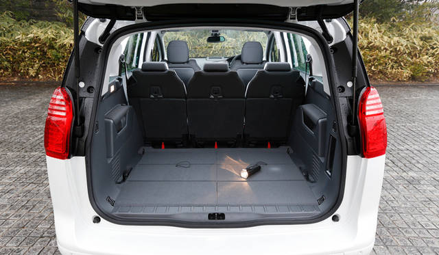 ラゲッジルームはこの状態で1,247リットル。パーセルシェルフによって仕切っても823リットルだ