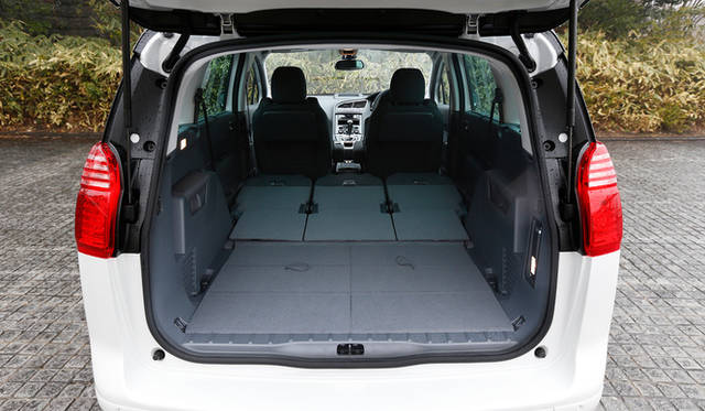 2列目を折りたたんだ状態で容量は2,506リットル