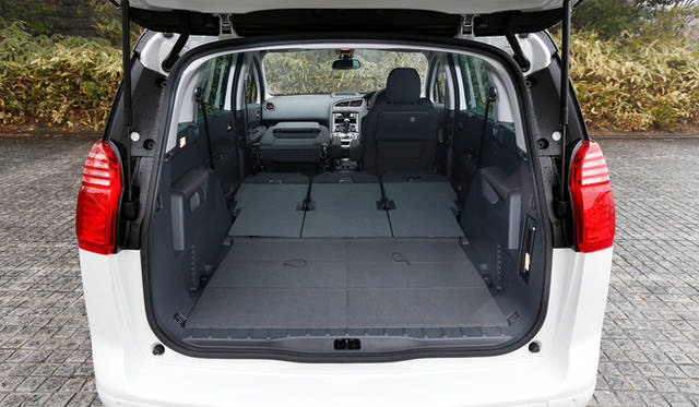 助手席を折りたためば、2.76メートルのものも収納できる