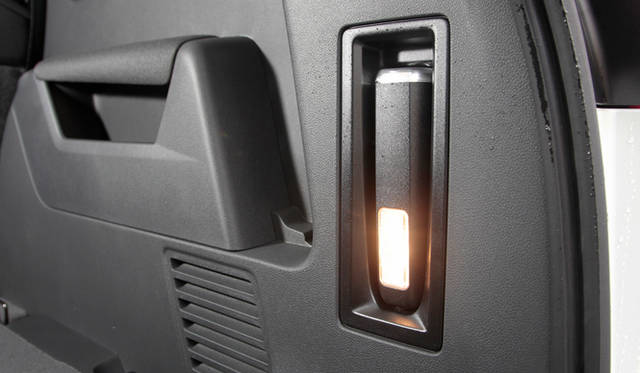 懐中電灯としても利用できるラゲッジルームのライト