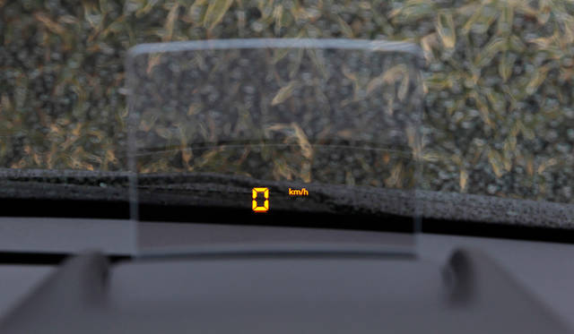 Cieloでは、ヘッドアップディスプレイを装備。速度、クルーズコントロール、スピードリミッター、ディスタントアラートなどを表示する