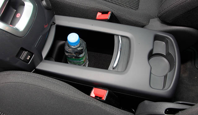 10.5リットルの容量を誇るセンターコンソールの収納には、専用の500mlペットボトル用のホルダーが2本分あり、斜めに収納できる。写真は、そこからボトルを取り出した状態