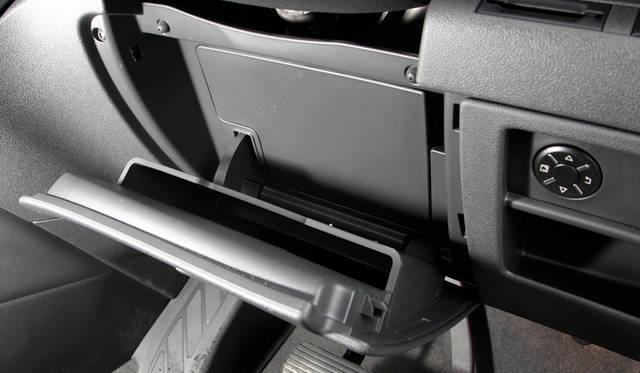 ハンドル下にも収納ボックスをそなえる