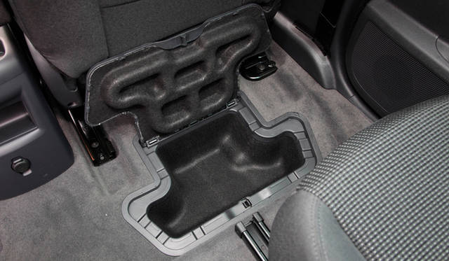 2列目シートのフロアにある、収納ボックス